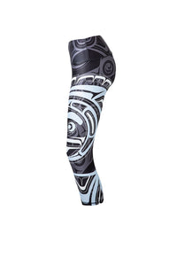 Wolf and Moon Black Capri